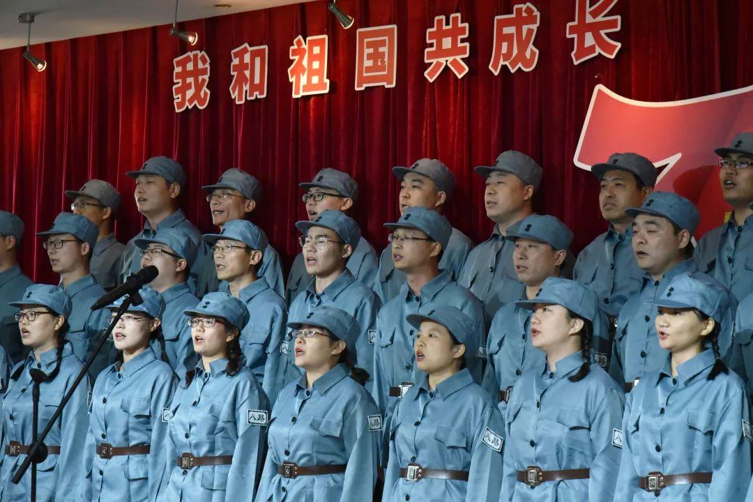 举办少先队员与载人航天面对面活动